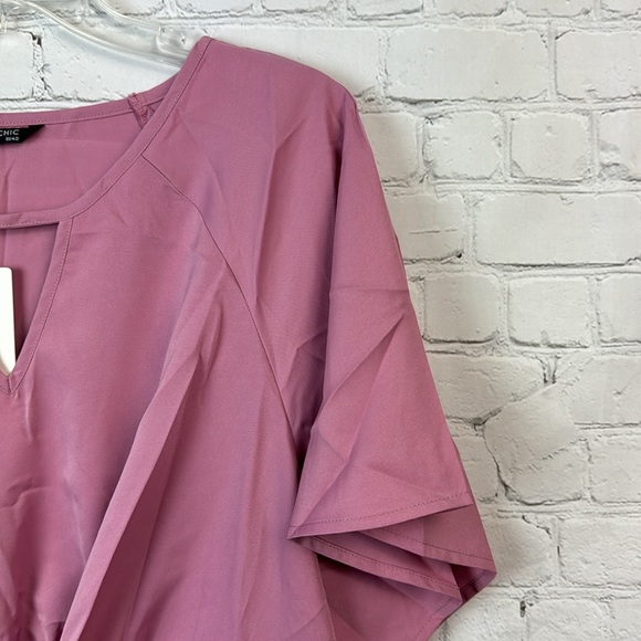 BloomChic Pink Tie Front Keyhole Top Size Large - Picture 3 of 6